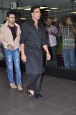 Akshay Kumar and Imran Khan return from Dubai in Mumbai Airport on 12th Aug 2013 (4).JPG